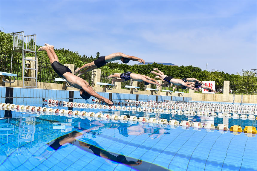 游泳比賽開展，參賽官兵一躍而下。唐志勇攝