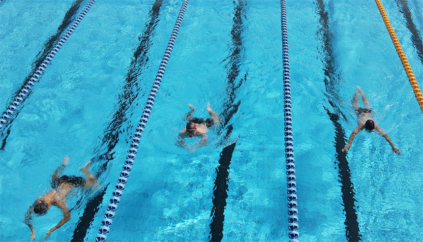 游泳比賽中，官兵們奮勇爭先。唐志勇攝 