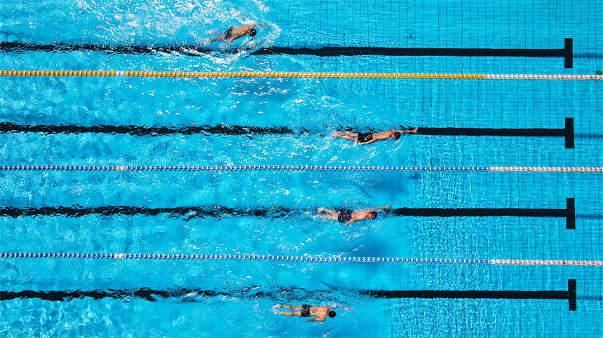 游泳比賽中，官兵們奮勇爭先。唐志勇攝