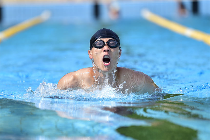 在游泳比賽中，官兵們全力以赴。唐志勇攝 