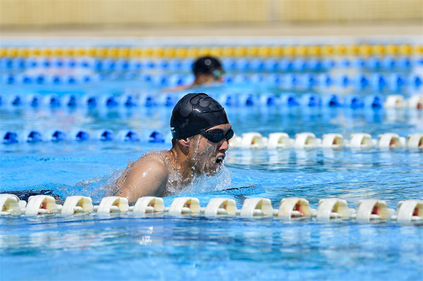 在游泳比賽中，官兵們?nèi)σ愿?。唐志勇攝 