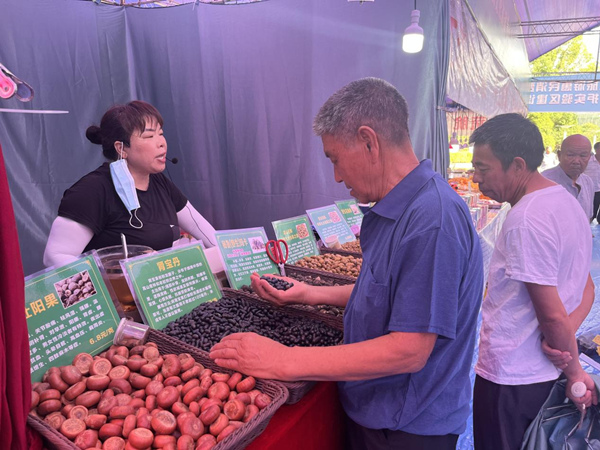 市民正在挑選商品。楊瑜攝