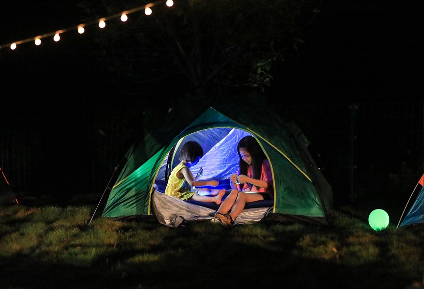 小朋友在帳篷內(nèi)愉快玩耍。熊偉攝