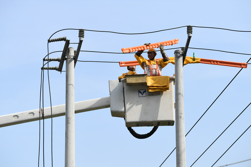 國網(wǎng)重慶市電力公司工作人員在巴南區(qū)界石鎮(zhèn)虎嘯村開展帶電作業(yè)。潘洪攝