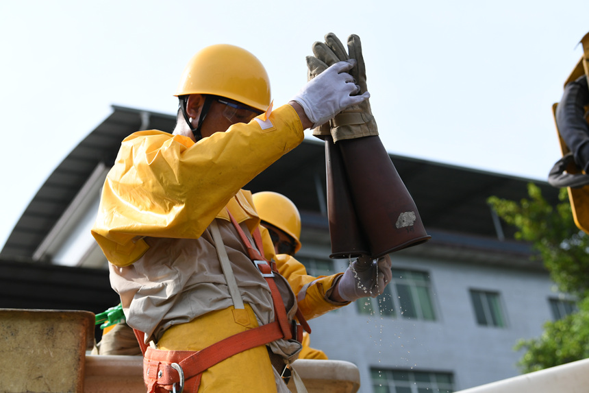 帶電作業(yè)結(jié)束后，工作人員的手套里全是汗水。國網(wǎng)重慶市電力公司供圖