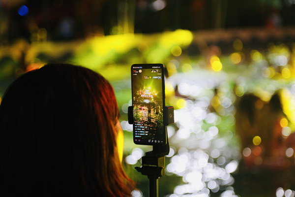 網(wǎng)絡(luò)達(dá)人對(duì)活動(dòng)進(jìn)行現(xiàn)場直播。楊孝永攝