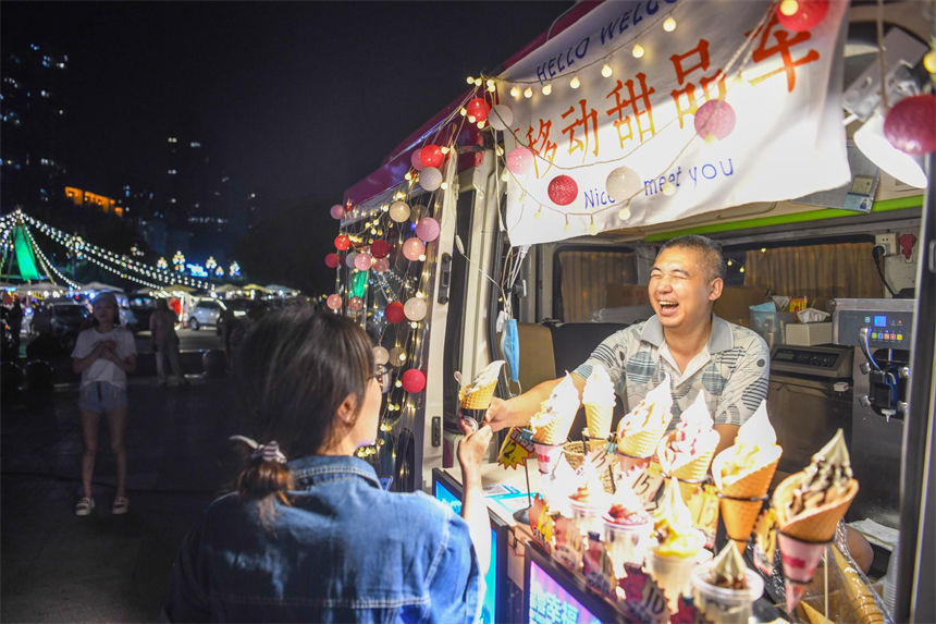 市民在“后備箱集市”購買冰激凌。郭旭攝