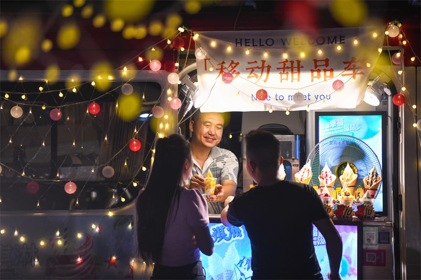 市民在“后備箱集市”購買冰激凌。郭旭攝