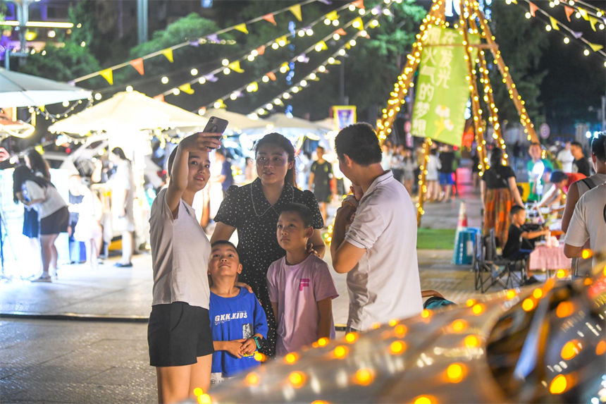 市民、游客在“后備箱集市”游玩。郭旭攝