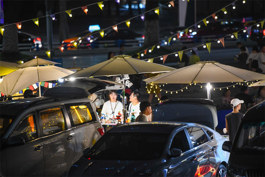 “后備箱集市”點(diǎn)亮南濱路夜生活。郭旭攝