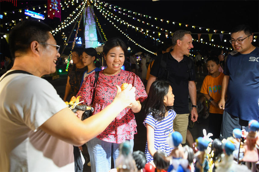 熱鬧的“后備箱集市”吸引市民、游客前來感受“煙火氣”。郭旭攝