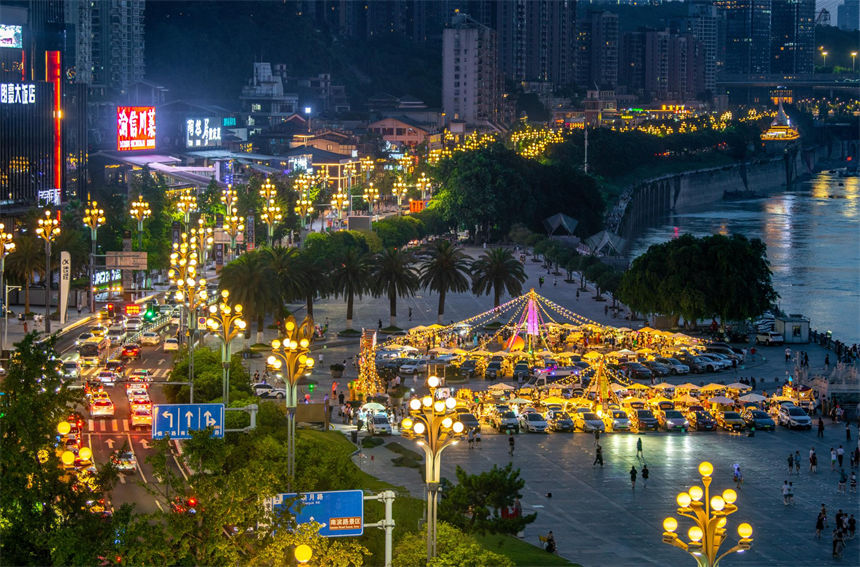 “后備箱集市”點(diǎn)亮南濱路夏日夜生活。郭旭攝