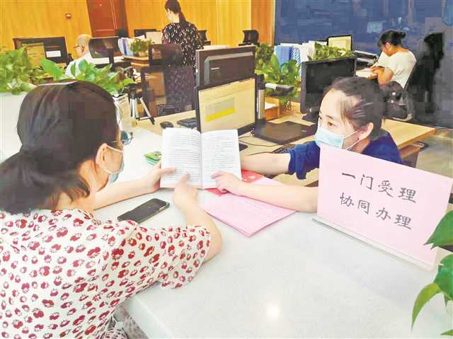 渝中區(qū)大溪溝街道公共服務(wù)中心“一門受理、協(xié)同辦理”救助服務(wù)窗口為居民提供政策咨詢?！∮浾?張莎 攝