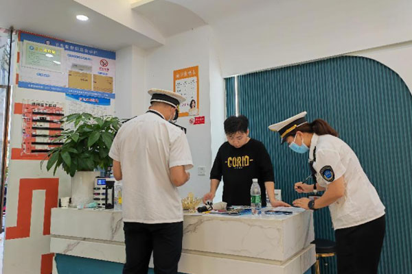 執(zhí)法人員檢查公共場所。石柱縣衛(wèi)生健康綜合行政執(zhí)法支隊(duì)供圖