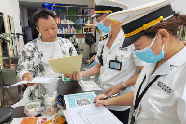 執(zhí)法人員檢查公共場所。石柱縣衛(wèi)生健康綜合行政執(zhí)法支隊(duì)供圖