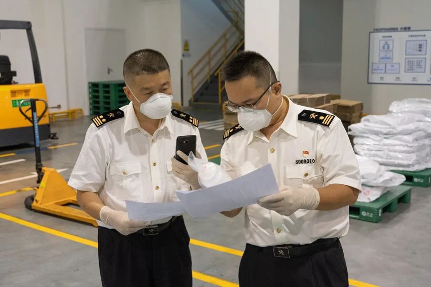 重慶海關所屬兩路寸灘海關關員到醫(yī)藥企業(yè)保障研發(fā)用物品通關。重慶海關供圖