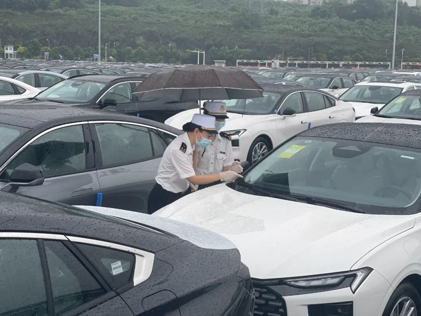 重慶海關所屬兩路寸灘海關關員做好汛期出貨保障。重慶海關供圖