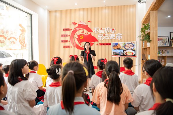 少年思想引領教育活動現(xiàn)場。渝中區(qū)青少年活動中心供圖