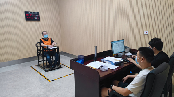 審訊現(xiàn)場(chǎng)。兩江新區(qū)警方供圖