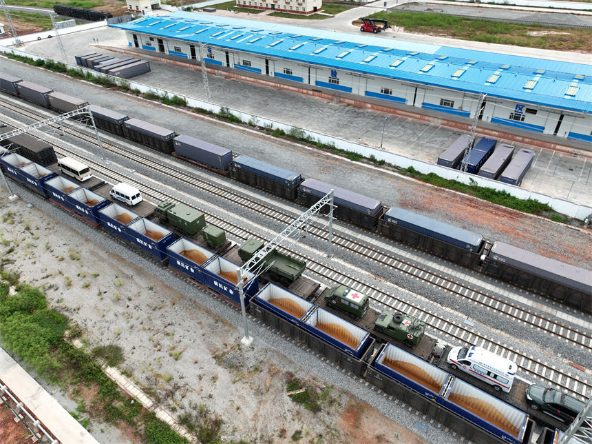 衛(wèi)生列車在中國磨憨站整裝待發(fā)。曾理、畢蕓瑋攝