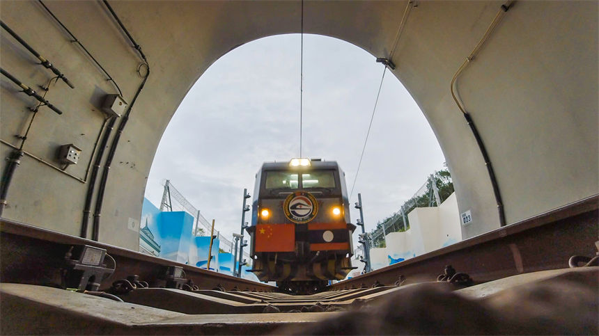 衛(wèi)生列車即將駛?cè)胫欣翔F路“友誼隧道”。譚又銘、劉一澤攝