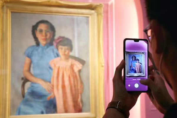 參展人員記錄畫作。胥世鵬攝