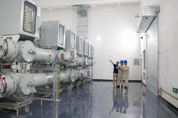 7月19日，國(guó)網(wǎng)重慶北碚供電公司員工在騰訊數(shù)據(jù)中心園區(qū)內(nèi)組織開展110千伏騰訊數(shù)據(jù)變電站送電工作。黃燦攝