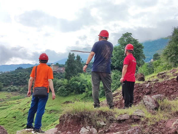 《背影》。6月28日，巫山縣曲尺鄉(xiāng)滑坡現(xiàn)場(chǎng)，川東南地質(zhì)大隊(duì)總工程師王家海在現(xiàn)場(chǎng)勘查中不慎滑倒，滿身泥濘。連升龍攝