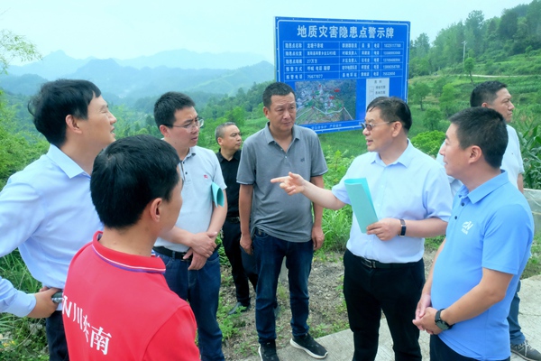 《部級專家現(xiàn)場支招》。6月8日,自然資源部中國地調局成都中心書記、專家胡時友一行在酉陽縣兩罾鄉(xiāng)龍?zhí)磷踊卢F(xiàn)場指導防災減災工作。吳雁攝
