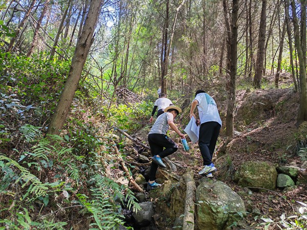 《查隱患布舉措》。6月17日，在奉節(jié)，駐守隊(duì)員采用追索法開(kāi)展滑坡范圍調(diào)查。遲金學(xué)攝