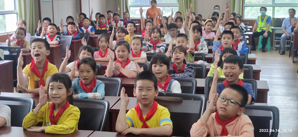 《地災(zāi)科普小講堂》。6月14日，重慶一三六地質(zhì)隊(duì)在重慶市巴南區(qū)東溫泉鎮(zhèn)中心學(xué)校舉辦了一場(chǎng)地質(zhì)災(zāi)害科普知識(shí)講堂。同學(xué)們踴躍參與互動(dòng)，熱情高漲，現(xiàn)場(chǎng)氛圍熱烈。吳煥勇攝