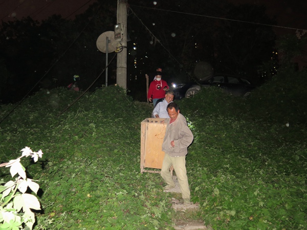 《地災(zāi)搶險》。2020年4月4日，江北區(qū)寸灘街道工作人員夜間對柑子園滑坡點進(jìn)行搶險，疏散周圍群眾脫離危險點，并幫助群眾搬離物品。陳貴英攝