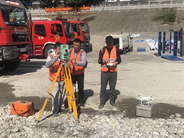 《練兵》。5月11日，巫溪縣開展2022年度綜合應(yīng)急演練，208地質(zhì)隊(duì)員使用專業(yè)設(shè)備，現(xiàn)場模擬災(zāi)險(xiǎn)情調(diào)查工作。黎中余攝