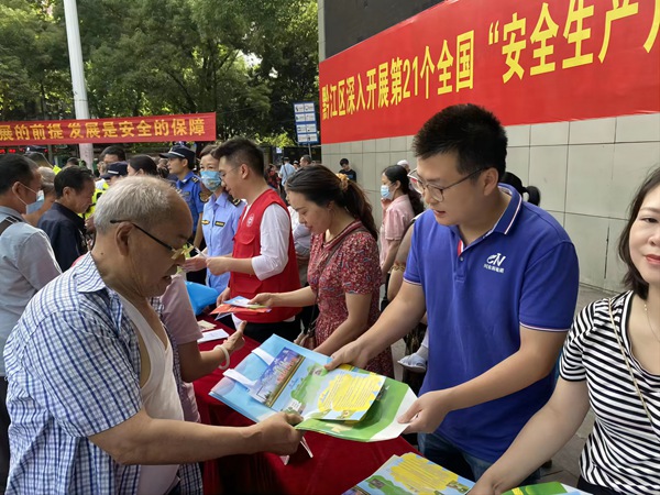 《黔江區(qū)開展第21個安全生產(chǎn)月活動》。黔江區(qū)規(guī)劃自然資源局組織城西街道、城東街道、城南街道規(guī)資所會同川東南地質(zhì)大隊(duì)、208地質(zhì)隊(duì)、107地質(zhì)隊(duì)在黔江區(qū)紅軍廣場參加全區(qū)安全生產(chǎn)月活動。潘笑天攝