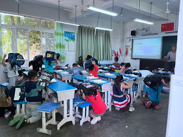 《演練》。5月12日，巴南區(qū)規(guī)劃和自然資源局魚洞規(guī)劃和自然資源所聯(lián)合云篆山小學(xué)開展5.12防災(zāi)減災(zāi)日地震應(yīng)急演練活動(dòng)。余芳羽攝