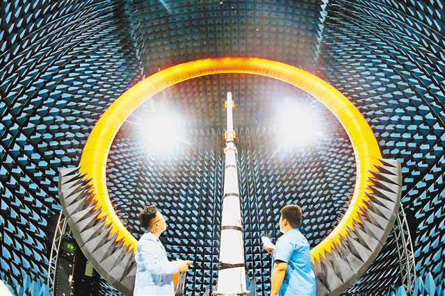 2021年6月18日,南岸茶園重慶軟件園，中國信通院西部分院技術人員正在進行5G天線信號數(shù)據(jù)測試。特約攝影 鐘志兵/視覺重慶