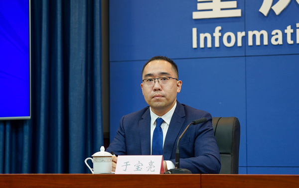 江北區(qū)人民政府黨組成員、江北嘴中央商務(wù)區(qū)管委會(huì)副主任于寶亮回答相關(guān)提問(wèn)。吳汪洋攝