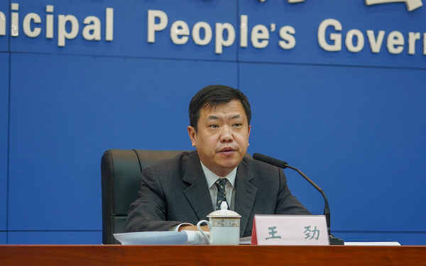 中國(guó)銀行保險(xiǎn)監(jiān)督管理委員會(huì)重慶監(jiān)管局二級(jí)巡視員王勁回答相關(guān)提問(wèn)。吳汪洋攝