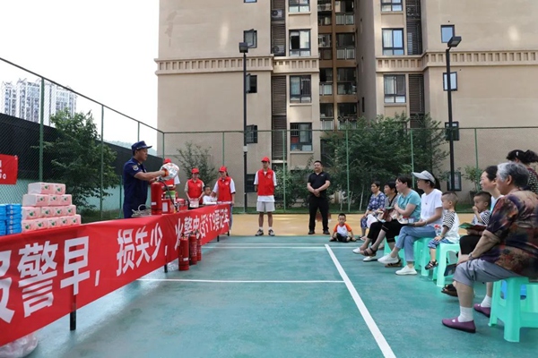 進(jìn)小區(qū)普及高層建筑消防安全知識。石柱縣消防救援大隊(duì)供圖