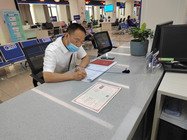 辦事群眾在縣政務(wù)服務(wù)大廳領(lǐng)取農(nóng)房抵押《不動(dòng)產(chǎn)登記證明》。秀山縣委宣傳部供圖