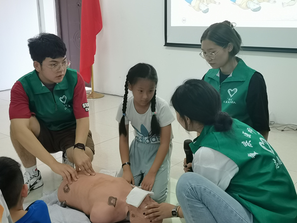 重慶醫(yī)科大學(xué)志愿者在九龍坡區(qū)銅罐社區(qū)開展人防、安全自護(hù)活動。共青團(tuán)九龍坡區(qū)委供圖