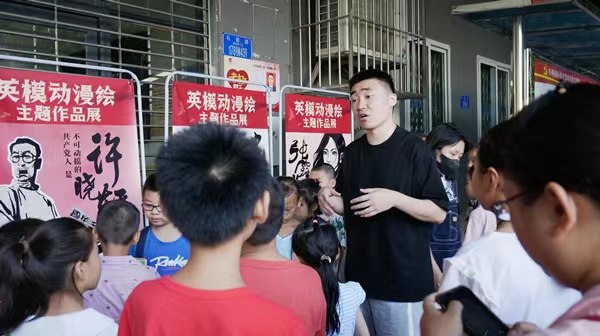 四川美術(shù)學(xué)院志愿者在老頂坡社區(qū)開展講解英雄人物故事。共青團(tuán)九龍坡區(qū)委供圖