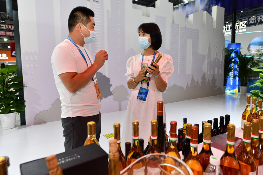 觀眾在匈牙利展廳了解當(dāng)?shù)氐钠咸丫?。鄒樂攝