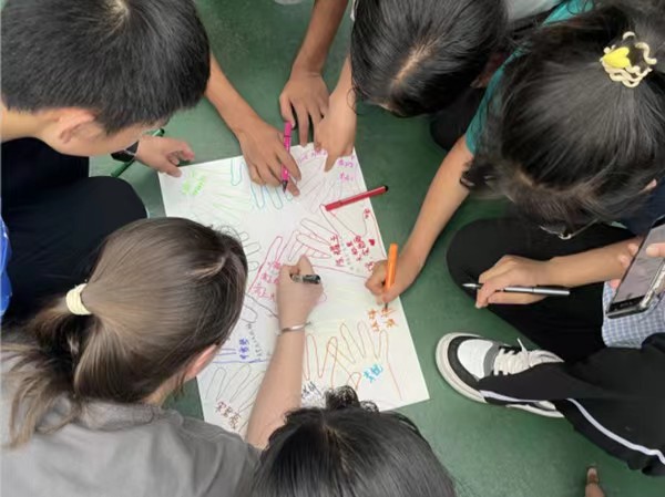 圖為孩子們共同設(shè)計隊旗。重慶師范大學(xué)供稿圖