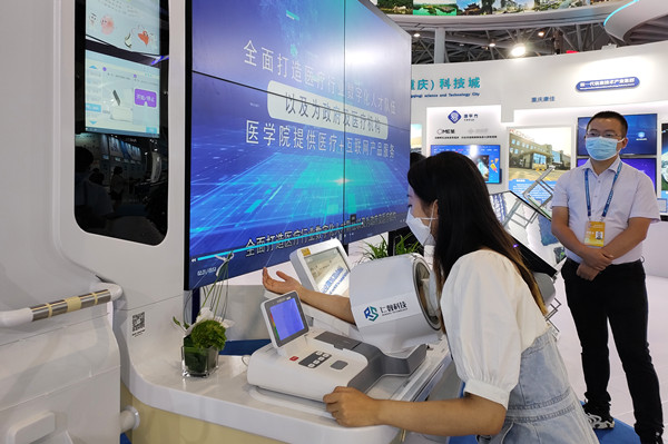 觀眾現(xiàn)場體驗智慧健康小屋。林霞攝