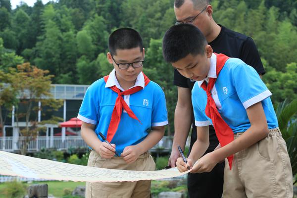 在倡議書上簽字?；顒又鬓k方供圖