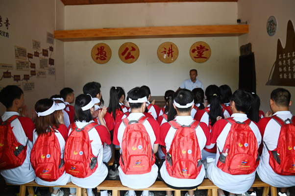 在愚公講堂上，毛相林講述了村民修筑“天路”的艱辛歷程。重慶工程職業(yè)技術(shù)學(xué)院供圖