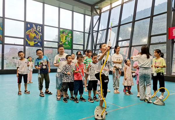 小朋友們?cè)谥驹刚咧笇?dǎo)性進(jìn)行氣火箭制作。共青團(tuán)綦江區(qū)委供圖
