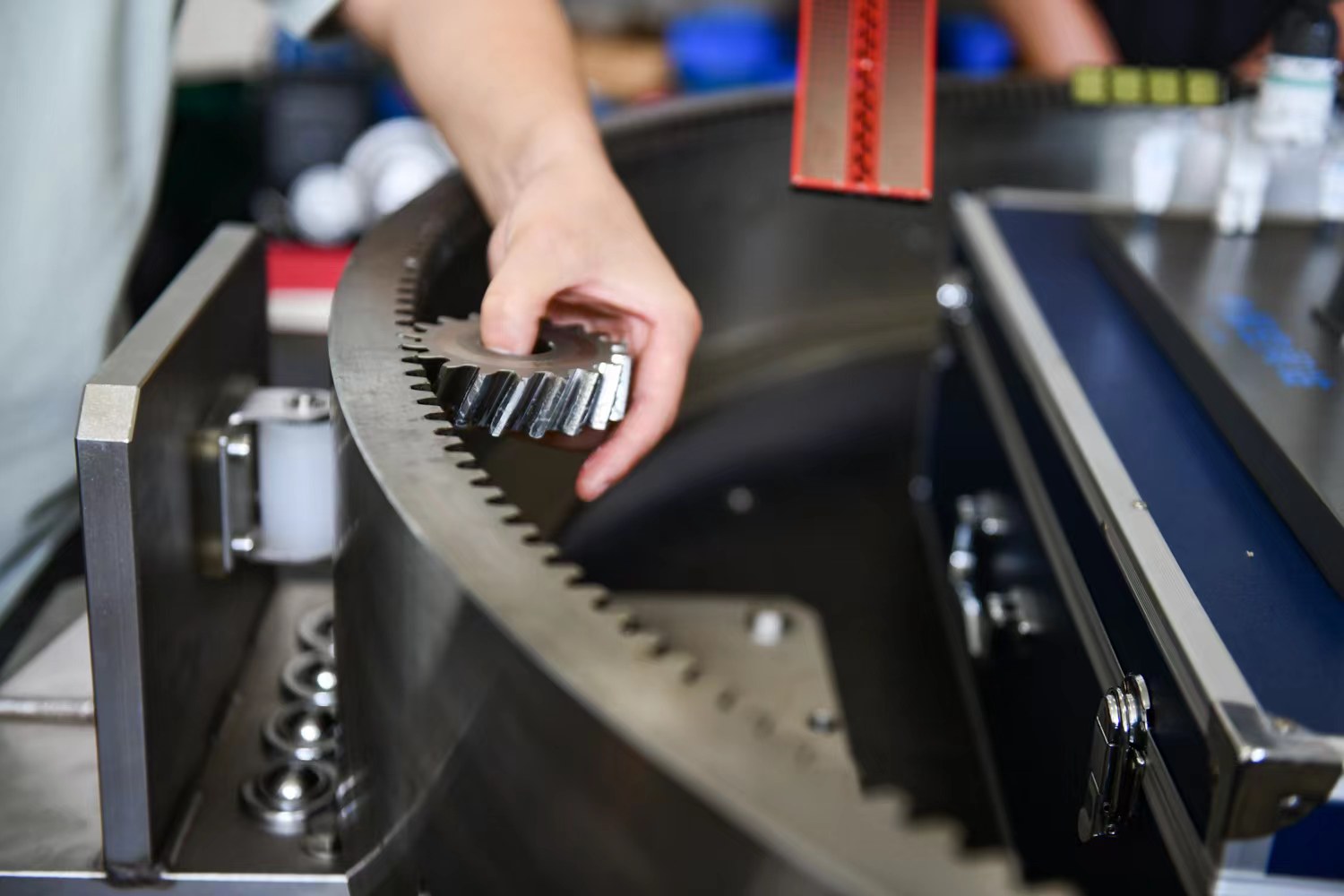 實驗室中的”對構(gòu)齒輪“。鄒樂攝