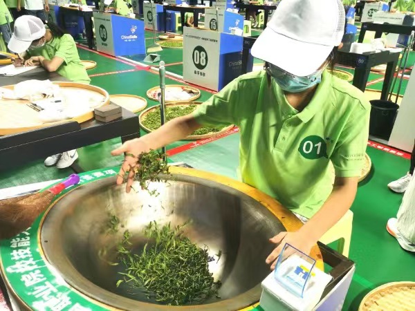 參賽選手正在制茶。徐雯瑄攝